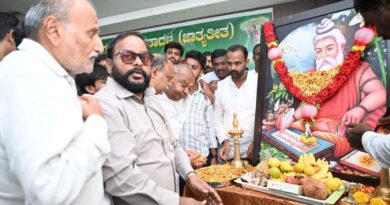 ಜೆ.ಪಿ. ಭವನದಲ್ಲಿ ಮಹರ್ಷಿ ವಾಲ್ಮೀಕಿ ಜಯಂತಿ ಆಚರಣೆ: ಮಾಜಿ ಪ್ರಧಾನಿ ಎಚ್.ಡಿ. ದೇವೇಗೌಡ ಹಾಗೂ ಎಂಎಲ್‌ಸಿ ಟಿ.ಎ. ಶರವಣರಿಂದ ಪುಷ್ಪನಮನ!